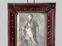 Gla 44  Gla 44, Potsdam (?), Ende 17. Jahrhundert, Reliefplatte mit Genovefa von Paris, Farbloses Glas,Rahmen aus rot gefärbtem Glas, Bleifassung, H ohne Rahmen 11,5 cm; H mit Rahmen 16,3 cm; B ohne Rahmen 8,5 cm; B mit Rahmen 13,4 cm; T 2,9 cm
